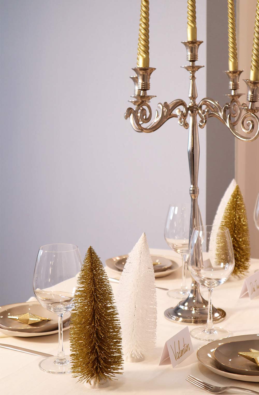 How to Set a Festive Christmas Table
