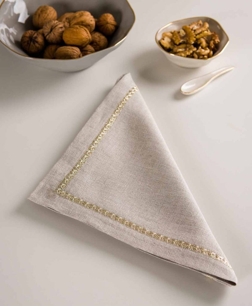 4 Simple Ways to Fold Napkins